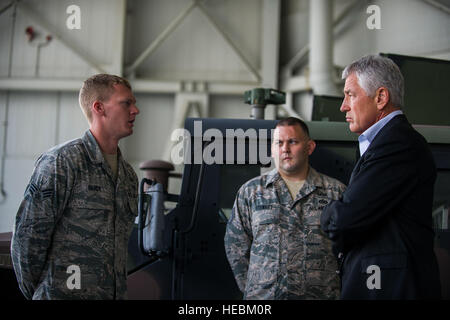 Robert Hardy Senior Airman, 628e Escadron de génie civil technicien des explosifs, des mémoires le secrétaire à la défense Chuck Hagel sur opérations de NEM, 17 juillet 2013 au cours d'une manifestation à Joint Base Charleston- Air Base, L.C. Hagel est le 24e Secrétaire à la défense et le premier combat engagé pour diriger l'ancien ministère de la Défense. La visite de Hagel JB Charleston, mentionnons la possibilité d'apprendre à voler et appuyer les opérations menées dans l'Armée de l'air à Charleston, rencontre avec des représentants de Boeing de parler de ce que l'entreprise fournit à l'Armée de l'air, et la réalisation d'une mairie meeti Banque D'Images