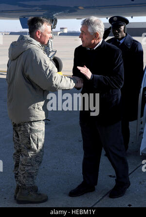 Le brig. Le général Glen D. VanHerck, 509e Bomb Wing Commander, accueille la ministre de la Défense Chuck Hagel le 13 janvier 2015, à Whiteman Air Force Base, du lundi au cours de sa visite, Hagel a pris le temps de nous remercier pour leur service et pour discuter des questions, ainsi que la nouvelle génération d'attaque à distance à la bombe. Banque D'Images