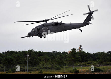 Un HH-60G Pave Hawk hélicoptère de sauvetage transportant Secrétaire par intérim de l'Armée de l'air Eric Fanning décolle pour une mission de formation au cours de la visite de Fanning avec la 106e Escadre de sauvetage, Garde nationale aérienne de New York, au Francis S. Gabreski Air National Guard Base, Westhampton Beach, NEW YORK, 25 juillet 2013. Fanning a observé les membres du 102e Escadron de sauvetage conduite une pratique de sauvetage d'un pilote abattu en mer. (U.S. Photo de la Garde nationale aérienne Aviateur Senior Christopher Muncy/libérés) Banque D'Images