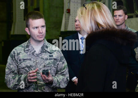 U.S. Air Force Le Capitaine Joshua Rittenhouse, Air Force Research Lab division turbine Air Force Prix gestionnaire de projet, mémoires Secrétaire de l'Air Force Deborah Lee James au sujet de l'Armée de l'air Programme de prix à Wright-Patterson Air Force Base, le 26 mars 2015. Le programme devrait être lancé en mai 2015 l'attribution de 2 millions de dollars pour le premier participant qui développe avec succès un petit, léger, économe en carburant du moteur à turbine critères face à la concurrence. (U.S. Air Force photo par Wesley Farnsworth / relâché) Banque D'Images