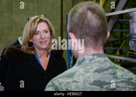 Secrétaire de l'Air Force Deborah Lee James, est informé par le capitaine de l'US Air Force Joshua Rittenhouse, Air Force Research Lab division turbine Air Force Prix gestionnaire de projet, à propos de l'Armée de l'air Programme de prix à Wright-Patterson Air Force Base, le 26 mars 2015. Le programme devrait être lancé en mai 2015 l'attribution de 2 millions de dollars pour le premier participant qui développe avec succès un petit, léger, économe en carburant du moteur à turbine critères face à la concurrence. (U.S. Air Force photo par Wesley Farnsworth / relâché) Banque D'Images