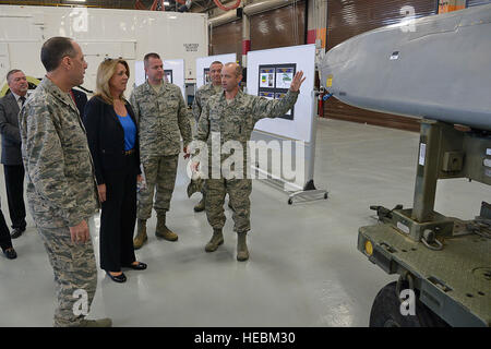 Secrétaire de l'Air Force Deborah Lee James parle avec le Colonel Eric Jackson, commandant du groupe de maintenance des missiles 309e, à propos de l'AGM-86B Lancement d'Air Missile de croisière (ALCM) Vendredi, 24 juillet, à Hill Air Force Base, dans l'Utah. James et Jackson ont discuté de l'assistance complète Air Force Material Command, commandement et soutien de l'Armée de l'air l'air d'Ogden complexe logistique fournissent à l'industrie nucléaire. (U.S. Air Force photo par Alex R. Lloyd) Banque D'Images