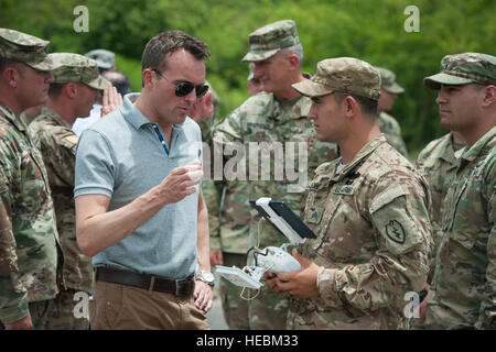 Secrétaire de l'Armée de l'armée américaine visites Eric attisant les soldats du Pacifique de la 25e Division d'infanterie au cours de l'Initiative du Pacifique sans pilote habités - 26 juillet, 2016, à la formation du Corps des Marines, soufflets, Hawaii. PACMAN-I a été l'occasion pour les soldats, en partenariat avec les organismes et institutions telles que la manoeuvre Centre d'excellence et l'US Army Tank Automotive Research Centre de développement et d'ingénierie, à l'essai une nouvelle technologie sur le terrain au cours d'exercices pratiques. (U.S. Photo de l'Armée de l'air par le sergent. Christopher Hubenthal) Banque D'Images