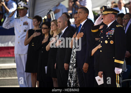 Le président Barack Obama, la Première Dame Michelle Obama, U.S. Navy Adm. Samuel J. Locklear III, commandant du Commandement du Pacifique des États-Unis, U.S. Army Pacific général commandant le lieutenant-général Francis J. Wiercinski, Inouye et membre de la famille rend civilités durant l'hymne national à un 23 décembre 2012 service commémoratif en l'honneur du sénateur Daniel K. Inouye au Cimetière commémoratif national du Pacifique. Inouye était un combat de l'Armée de la Deuxième Guerre mondiale, avec le vétéran de l'équipe de combat régimentaire 442E, qui a obtenu la plus haute distinction militaire, la médaille d'honneur. Inouye est devenu le premier congrès Banque D'Images