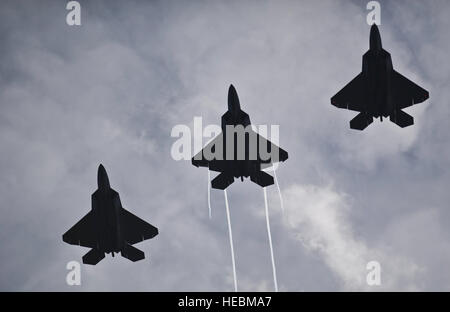 U.S. Air Force F-22 Raptors du 199e Escadron de chasse Texas Air National Guard et le 19e Escadron de chasse Joint Base Pearl Harbor-Hickam effectuer la formation de l'homme manquant en l'honneur de la Sénateur Daniel K. Inouye haut au-dessus du Cimetière commémoratif national du Pacifique durant un 23 décembre 2012 service commémoratif en l'honneur du sénateur Inouye. Inouye était un combat de l'Armée de la Deuxième Guerre mondiale, avec le vétéran de l'équipe de combat régimentaire 442E, qui a obtenu la plus haute distinction militaire, la médaille d'honneur. Inouye est devenu le premier membre du congrès à la suite d'état en 1959, il a remporté l'élection à la Sen Banque D'Images