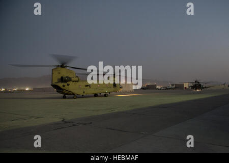 L'ARMÉE AMÉRICAINE UN UH-60 Black Hawk et hélicoptère CH-47 Chinook transportant le sénateur John McCain, de l'Armée Le Général John F. Campbell, commandant de l'appui résolu, et les membres de leur équipe se préparer à quitter l'air de Bagram, en Afghanistan, le 4 juillet 2015. McCain a été déployée en visite sur les membres de l'Independence Day week-end de vacances. (U.S. Air Force photo de Tech. Le Sgt. Joseph Swafford/libérés) Banque D'Images