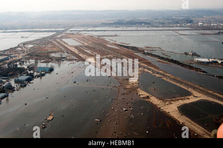 Les débris et l'eau couvre la plupart de l'Aéroport de Sendai, Japon, le 13 mars 2011, après le tremblement de terre de magnitude 8,9 et à la suite du tsunami qui a frappé la région. (U.S. Air Force photo/Le s.. Samuel Morse) Banque D'Images