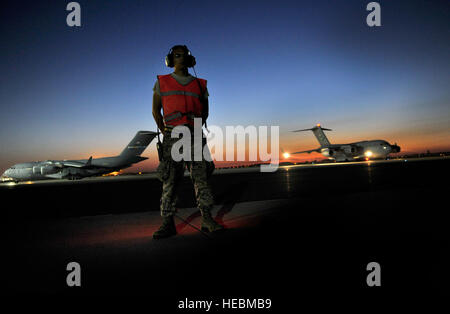 Les cadres supérieurs de l'US Air Force Airman Matthieu Calvo, 728th escadron de la mobilité aérienne, l'opération de communication et de navigation, Location-Alpha compagnon, s'apprête à inspecter un C-17 Globemaster III après l'atterrissage et le roulage au centre de transit de Manas, au Kirghizistan, le 15 septembre 2012. L'équipe de responsables au TCM constituent un élément important de garder le C-17, avec ses vastes capacités de transport aérien et des transports, opérationnel à l'AOR. L'armée américaine est le retrait des forces canadiennes en Afghanistan et sont le redéploiement des forces de combat lors du passage au contrôle de sécurité pour les forces de sécurité nationale afghanes. Les FSNA et U Banque D'Images