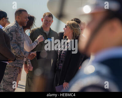 Secrétaire de l'Air Force Deborah Lee James serre la main de maître en chef le Sgt. David Brown le 18 février 2015, à son arrivée à Mountain Home Air Force Base, Texas. Au cours de sa visite James était le conférencier invité à la cérémonie de remise des prix annuels de la base et a passé du temps rencontre avec les aviateurs qui accomplir la mission de tous les jours. Brown est la 366e Escadre de chasse, chef de commande. (U.S. Air Force photo/Navigant de première classe Jessica H. Smith) Banque D'Images