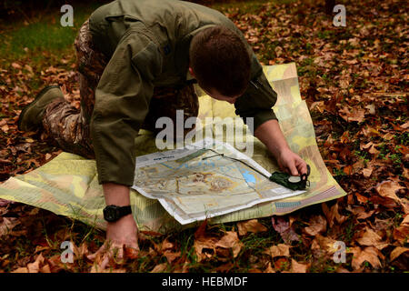 Le capitaine de l'US Air Force Cody Vandegriff, un pilote affecté au 27e Escadron de chasse, examine une carte à Langley Air Force Base, en Virginie, 19 novembre 2015. Les pilotes doivent compléter avec succès la survie, évasion, résistance et échapper à une formation de recyclage tous les trois ans pour rester à jour avec un éventail de techniques de survie. (U.S. Air Force photo par un membre de la 1re classe Derek Seifert) Banque D'Images