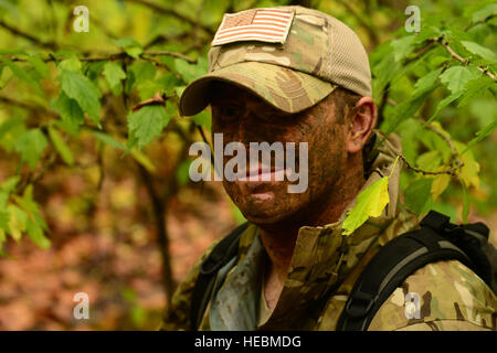 Le sergent de l'US Air Force. Brandon Long, une survie, évasion, résistance et fuite (SERF) Spécialiste affecté à la 1ère Escadrille de soutien des opérations de camouflage naturel démontre, au cours de la formation à SERE Langley Air Force Base, en Virginie, 19 novembre 2015. Un spécialiste de la SERE dans tous les trains, y compris les conditions climatiques de l'Arctique, désert, océan, tropicales et tempérées. (U.S. Air Force photo par un membre de la 1re classe Derek Seifert) Banque D'Images