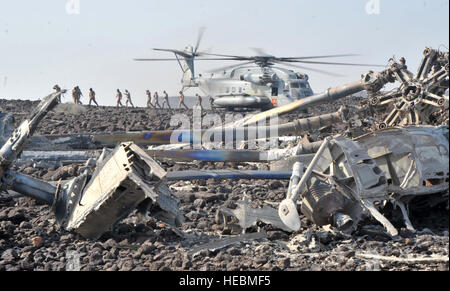 Servicemembers, affecté à la Force opérationnelle interarmées - Corne de l'Afrique et au Camp Lemonnier, débarquement d'un CH-53 Super Stallion, affecté à l'Escadron d'hélicoptères lourds Marine 464, sur le site de l'écrasement sur le sommet d'une montagne de la côte nord de Djibouti le 11 novembre 2009. Les HMH-464 a organisé une visite de vol du souvenir de l'écrasement de deux endroits où servicemembers sont morts le 23 juin 2003 et 17 février 2006. Banque D'Images