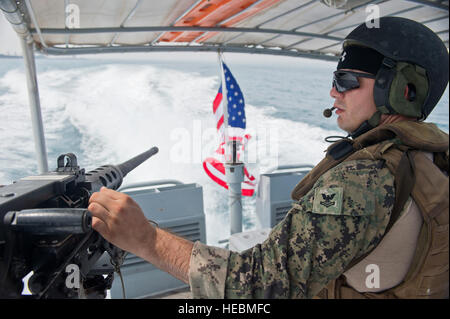 La Marine américaine Maître de 2e classe John Esposito, un escadron de rivière côtière-1-électricien, veille lors d'une mission dans le golfe de Tadjourah, à Djibouti, le 27 septembre 2013. Esposito est un équipage d'une des nombreuses SeaArk 34 pieds de bateaux de patrouille intrépide qui protègent les ressources de la coalition américaine et en utilisant le port de Djibouti. (U.S. Photo de l'Armée de l'air par le sergent. Tchad Warren) Banque D'Images