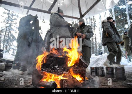 Les membres de l'armée américaine commencent leur première journée de la formation en survie, également connu sous le nom de Cool l'école, après l'information du matin du 20 février 2013, Eielson Air Force Base, en Alaska. La formation, menée par Det. 1, 66e Escadron de formation membres, expose les étudiants aux rudes hivers de l'Alaska extrêmes dans un environnement d'apprentissage contrôlé. (U.S. Air Force Photo/Peter Reft Navigant de première classe) Banque D'Images