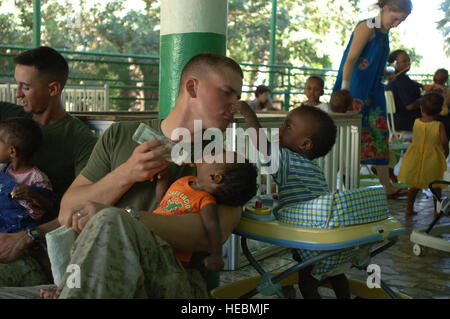 DJIBOUTI - Marine 1er lieutenant James D. Lasley consacre de temps à se nourrir et à jouer avec quelques bébés lors d'une visite à l'orphelinat pour bébés de Djibouti le 26 janvier. Lasley, Portland, Oregon, les autochtones, est le 3e Bataillon de défense aérienne à basse altitude batterie Alpha de la direction. Le bataillon est déployé à partir de Camp Pendleton, en Californie, au Camp Lemonier, à Djibouti, où le bataillon de marine fournit la sécurité à ceux qui appuient l'intervention conjointe combinée Force-Horn d'Afrique mission de prévenir les conflits, promouvoir la stabilité régionale et de protéger les intérêts de la coalition afin de l'emporter contre l'extrémisme. Banque D'Images