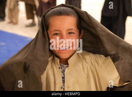 Un garçon Afghan pose pour la caméra lors d'une shura près de la base d'opération avancée Bullard, Shah Joy District, province de Zabul, le 15 septembre 2010. Joie Shah Abdul Qayum Chef de District a parlé aux anciens sur les prochains élections parlementaires provinciaux au cours de la shura. Banque D'Images