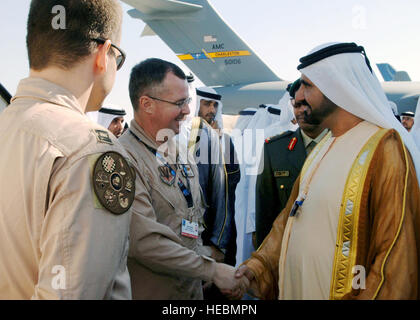 Son Altesse le cheikh Mohmmed bin Rashid Al Maktoum, vice-président et premier ministre des Émirats arabes unis et gouverneur de Dubaï, serre la main avec le Lieutenant-colonel John Ukleya et Capitaine John Dress 11 novembre au Dubaï Air Show. Le colonel et le capitaine Ukleya sont Robe AWACS E-3 Sentry membre de l'équipage avec le 552 Air Control Wing de Tinker Air Force Base, en Oklahoma L'armée américaine a apporté son soutien à la 10e édition de la Dubaï Air Show le 11 novembre à 15. Environ 300 aviateurs, soldats et marins, et de divers appareils de la Force aérienne et de la Marine de bases situées dans la région du golfe Persique et de l'United States e Banque D'Images