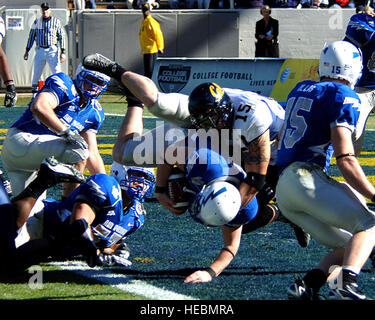 Air Force Academy quarterback Shaun Carney dégringole dans la zone des buts pour un touché au premier trimestre de l'hélicoptère Bell Forces armées Bol 31 déc à Fort Worth, Texas. Les Golden Bears de l'Université de Californie se sont mobilisés fin de battre les Falcons 42-36. (Photo de l'Armée de l'air/le s.. Tim Jenkins) Banque D'Images