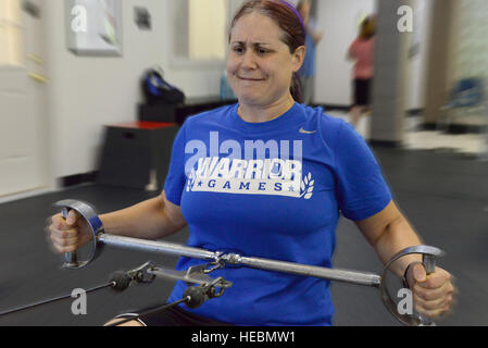 Le major à la retraite de l'US Air Force Jen Kyseth utilise une machine pour renforcer ses muscles du dos à la Young Men's Christian Association pour se préparer à l'Jeux de guerrier, Sumter, S.C., le 8 mai 2014. Kyseth souffre de maux de dos chroniques résultant de l'échec d'une opération au dos, également appelé syndrome de retour a échoué, et a été choisie pour représenter l'Armée de l'air dans le guerrier Jeux. (U.S. Air Force photo par un membre de la 1re classe Diana M. Cossaboom/libérés) Banque D'Images