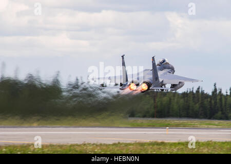 Un F-15 Eagle décolle pendant Red Flag Alaska 14-2, Juin 16, 2014, sur la base de la Force aérienne Eielson, Alaska. Red Flag Alaska est une série de Pacific Air Forces commandant réalisé des exercices pour les États-Unis et les forces du pays partenaire, fournissant des contre-offensive combinée, de l'interdiction de l'air, l'appui aérien rapproché, et grande vigueur la formation à l'emploi dans un environnement de combat simulé. L'aéronef est affecté au 159e Escadron de chasse, Floride Air National Guard. (U.S. Air Force photo/Senior Airman Joshua Turner) Banque D'Images