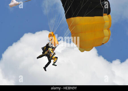 Airman Senior Shane Bedard sauts en tandem avec l'Équipe de parachutistes de l'armée américaine, 'Golden Knights', lors de SkyFest 2014 à Fairchild Air Force Base, dans l'État de Washington, 1 juin 2014. Fairchild est SkyFest du salon et chambre ouverte, donnant à la communauté locale et régionale l'occasion de voir de la Marine et de la base de ressources. En général, l'événement attire plus de 150 000 personnes. 2008 SkyFest, mis en place par les Blue Angels, a été le plus grand événement organisé en Spokane depuis l'Exposition Universelle de 1974. (U.S. Photo de l'Armée de l'air par le sergent. Veronica Montes/libérés) Banque D'Images