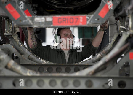 Les cadres supérieurs de l'US Air Force Airman Christopher Strader, un compagnon de la propulsion aéronautique affecté à la 494e Unité de maintenance des avions de la Royal Air Force de Lakenheath, en Angleterre, supprime un guide moteur panier de derrière un F-15E Strike Eagle avion de combat à deux, de sorte que son équipe peut mieux manoeuvrer afin d'obtenir un moteur 8 juin 2016, au cours de l'exercice Red Flag Alaska (RF-A) 16-2 à Eielson Air Force Base, en Alaska. RF-A offre une opportunité pour les aviateurs à travailler de concert avec des forces de la nation pour résoudre les problèmes et maintenir en service opérationnel des jets sur une simulation de déploiement. (U.S. Photo de l'Armée de l'air Banque D'Images