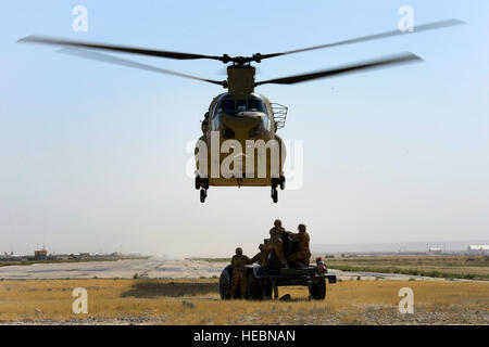 Des soldats américains, affectés à la 1569e compagnie de transport, se préparer à une charge d'un Chinook au Camp Marmal, Afghanistan, le 30 juin 2014. La Compagnie Bravo, 1er Bataillon, 169e bataillon de l'aviation d'appui général, un CH-47F Chinook de l'unité d'hélicoptères de transport lourd composé de la Géorgie et de l'Alabama guardsman, fourni un soutien à la formation. La formation peut être utilisé pour soutenir des opérations de transition hors de l'Afghanistan. (U.S. Photo de l'Armée de l'air par la Haute Airman Sandra Welch) Banque D'Images