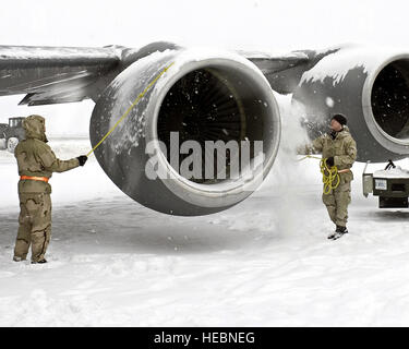 BASE AÉRIENNE DE MANAS, au Kirghizistan -- Personnel des sergents. Michael Coakley et Charles McDaniel dégager la neige du moteur d'un KC-135 Stratotanker. La base ici a reçu 14 pouces de neige en 36 heures. Les aviateurs sont des chefs d'équipage affecté à la 376e Escadron de maintenance des aéronefs de la Force expéditionnaire du Canada. (U.S. Air Force photo de Jim Westfall) Banque D'Images