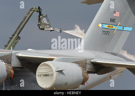 Navigant de première classe Jacob Riddle, 736e Escadron de maintenance des aéronefs, chef de l'équipe fluides de dégivrage des pulvérisations sur la queue d'un C-17A Globemaster III le 26 février 2014, à Dover Air Force Base, Del. la zone locale a reçu environ un pouce de neige de la dernière tempête à passer à travers. (U.S. Air Force photo/Roland Balik) Banque D'Images