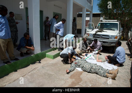 [121031-F-VS255-108] DIKHIL, Djibouti (oct. 31, 2012) - Le Sergent de l'armée américaine. Katherine Chapman et le Sgt. 1re classe Joshlyn Suazo, 448e Bataillon des affaires civiles, sont évalués et treatedby enseignants djiboutiens après une mise en place d'accident de voiture au cours d'un atelier tenu de premiers soins - 28 octobre 31, 2012, dans la région de Dikhil, Djibouti. Les soldats de l'Armée américaine à partir de la 448e CA NE et affecté à la Force opérationnelle combinée Force-Horn de l'Afrique en partenariat avec le Bureau de l'éducation de Dikhil pour partager les meilleures pratiques médicales et dentaires avec 40 instructeurs de la Djiboutienne du district quatre écoles primaires. (U.S. Photo de l'Armée de l'air par le personnel Sg Banque D'Images