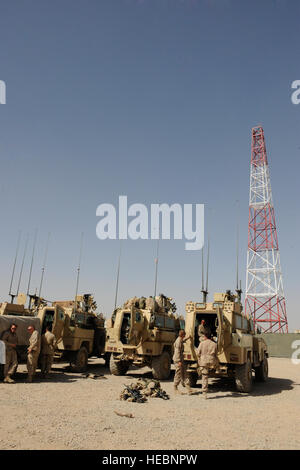 Le Helmand, en Afghanistan, les soldats de l'Armée canadienne affectée à la 1re et 2e Régiment Royal Canadien avec l'International Security Assistance Force (ISAF) effectuer les tests de fonctionnement de leurs véhicules et d'équipement au cours de l'entretien de routine, le 17 octobre 2008. Les soldats font partie de l'Équipe de liaison et de mentorat opérationnel qui aide à former des militaires de l'Armée nationale afghane dans le sud de l'Afghanistan. La FIAS est d'aider le gouvernement afghan dans l'extension et l'exercice de son autorité et de son influence à travers le pays, créant les conditions pour la stabilisation et la reconstruction. (Photo de la FIAS par l'US Air Force Banque D'Images