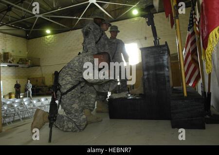 Les soldats de l'Armée américaine lui rendre un dernier hommage le 4 juin à leur autre soldat et ami CIRCUIT Matthew Bean qui a été tué dans l'action. Bean PFC a été joint à la 215e Brigade d'artillerie, 2e, Fort Drum, N. Y. en ce moment basée à base d'Mahmudiyah situé dans le secteur sud de la ville de Bagdad. (U.S. Air Force photo par MSgt Jonathan Doti) Banque D'Images