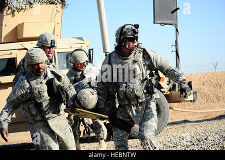 Soldats affectés à la Garde nationale de Washington, de l'entreprise Alpha du 181e Bataillon de soutien de la Brigade de l'armée, le Lieutenant Sean Tabone 1er au cours d'un exercice d'extraction de blessés à Joint Base Balad, l'Iraq, le 6 décembre. L'exercice a fait partie d'un cours de formation à l'engin explosif gamme de formation, que la Force aérienne a supervisé depuis le Support-Integrator d'exploitation de base en transition d'octobre. Tabone est le 3e Commandement de soutien expéditionnaire) Service de protection (détail officier en charge. Banque D'Images