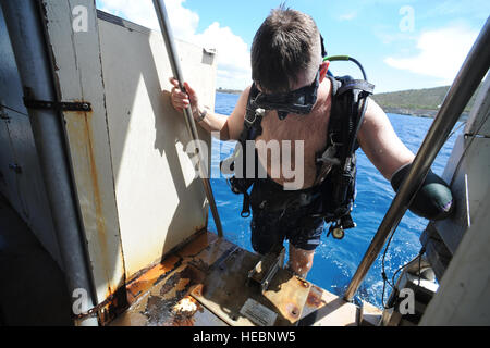 Le Major de l'armée de David Underwood, avec des soldats handicapés Entreprise Scuba, monte à bord d'un bateau de plongée après avoir terminé sa première plongée à la station navale de Guantanamo Bay, le 27 août, 2010. Des bénévoles de la base et la Force opérationnelle Guantanamo accueilli DUU participants 26-31 août. Banque D'Images