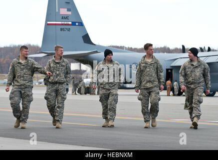 Avec les parachutistes d'infanterie 4e Brigade Combat Team (Airborne), 25e Division d'infanterie de l'armée américaine, l'Alaska, marcher pour retourner le chargement d'un Hercules C-130 de la Force aérienne affectés à Dyess Air Force Base, Texas sur le Joint Base Elmendorf-Richardson, Alaska flightline, 12 octobre, 2016. Red-Flag Alaska 17-1 fournit des contre-offensive conjointe de l'air, l'interdiction, l'appui aérien rapproché, et grande vigueur la formation à l'emploi dans un environnement de combat simulé. (U.S. Photo de l'Armée de l'air par la Haute Airman Kyle Johnson) Banque D'Images