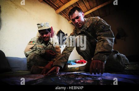 La 1ère Armée américaine, le Lieutenant Matthew S. Hovsepian un chef de section de la 16e Brigade de police militaire, 503e Bataillon de la Police militaire (Airborne), 21e Compagnie de Police Militaire (Airborne) Fort Bragg, N.C., conseille l'ordre civil afghan Police (ANCOP) sur le positionnement défensif stratégique de l'évolution future dans le district de Kajaki, Afghanistan 4 avril,2012. Housepian est déployée sur l'équipe de conseiller de Combat du Columbus (intégré) pour fournir des conseils au niveau du bataillon, le mentorat et la formation à l'ANCOP 2/3 alors que l'avant en garnison et déployés. (U.S. Air Force photo/ Tech. Le Sgt. DeNoris A. Mickle/libérés) Banque D'Images