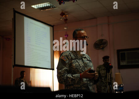 Un interprète traduit les conversations en anglais pour les soldats américains qui assistent à une réunion entre le lieutenant général de l'armée iraquienne Uthman Farhood Az-Ghanami, commandant de la 8e Division, l'armée irakienne, l'armée américaine et Brigue. Le général Jeffrey Buchanan de Sierra Vista, Arizona), général commandant adjoint des opérations de la Division multinationale Centre - pour discuter le chiffre d'affaires de l'Iraq de fils des États-Unis vers contrôle iraquien sur Camp Diwaniya, Iraq, janv. 21. Au cours de la réunion d'informations du chiffre d'affaires ont été examinés en détail afin de faciliter une transition en douceur. Banque D'Images