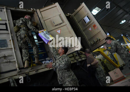 Les marins des États-Unis avec l'Escadron 2 riverains de réorganiser à bord des navires à grande vitesse Swift (HSV-2) le 17 février 2013, dans l'océan Atlantique. HSV-2 déployés dans la 4e Flotte des États-Unis zone de responsabilité pour mener le sud de la gare de partenariat 2013. SPS est un déploiement de navires américains au sud de la zone de responsabilité du commandement dans les Caraïbes et en Amérique latine. L'exercice implique le partage d'information avec des marines, garde-côtes et des services civils de l'ensemble de la région. (U.S. Photo de l'Armée de l'air par le sergent. Ashley Hyatt/libéré) Banque D'Images