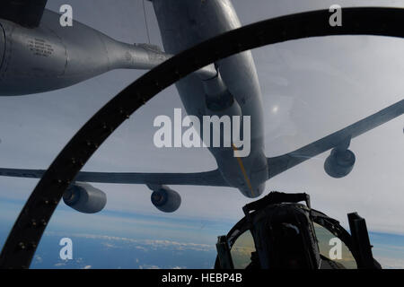 Louisiane Air National Guard Le Major Brian Marbach, 122e Escadron de chasse pilote, basé à La Nouvelle-Orléans, l'approche d'un 171e Escadre de ravitaillement en vol, New York Air National Guard, KC-135 Stratotanker dans un F-15D Eagle pour recevoir le carburant pendant l'exercice Southern Strike 15 (SS15) près de Naval Air Station Joint Reserve Base New Orleans, en Louisiane, le 4 novembre 2014. SS15 est une force totale, multiservices d'entraînement organisé par la Garde nationale du Mississippi CRTC d'octobre 27 novembre 2014, par 7. La SS15 exercice met l'air-air, air-sol et d'opérations spéciales de formation. Ces cas Banque D'Images