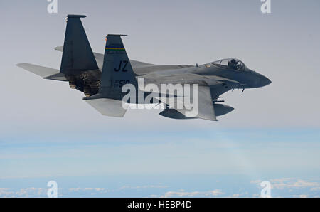 Le colonel de la Garde nationale de la Louisiane Shawn Coco, 159e Escadre de chasse, vice-commandant basé à La Nouvelle Orléans, effectue des contre-offensive de la formation de l'air à bord d'un F-15D Eagle au cours de l'effort de grève Sud 15 (SS15) près de Naval Air Station Joint Reserve Base New Orleans, en Louisiane, le 4 novembre 2014. SS15 est une force totale, multiservices d'entraînement organisé par la Garde nationale du Mississippi CRTC d'octobre 27 novembre 2014, par 7. La SS15 exercice met l'air-air, air-sol et d'opérations spéciales de formation. Ces événements sont intégrés dans hostile et exigeant scenar asymétrique Banque D'Images