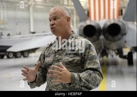 L'adjudant général du Mississippi pour l'air, le Major-général William J. Crisler, donne une interview au cours de l'effort de grève Sud 15 (SS15) de la préparation au combat au Centre à Gulfport, Mississippi, le 4 novembre 2014. SS15 est une force totale, multiservices d'entraînement organisé par le CRTC de la Garde nationale du Mississippi qui met l'air-air, air-sol et d'opérations spéciales de formation. Ces événements sont intégrés dans les scénarios et l'asymétrie de l'hostile exigeant avec les actions de masse et de lutter contre les forces spécialisées et la mobilité des forces de l'air. (Photo de l'Aviateur Senior Logan Bran Banque D'Images