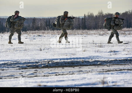 Les parachutistes de l'armée américaine affectés à la 4th Infantry Brigade Combat Team (Airborne), 25e Division d'infanterie de l'armée américaine, de l'Alaska à pied à travers la zone de chute après l'exécution d'un saut d'entraînement en vol d'un hélicoptère CH-47 Chinook sur Malemute drop zone at Joint Base Elmendorf-Richardson, Alaska, le Jeudi, Novembre 3, 2016. Les soldats de 4/25 IBCT appartiennent à la seule brigade aéroportée américaine dans le Pacifique et sont formés pour exécuter les manœuvres dans les conditions climatiques extrêmement froides/environnements de haute altitude à l'appui de combattre, de partenariat et d'opérations de secours en cas de catastrophe. (U.S. Air Force photo/Justin Connah Banque D'Images