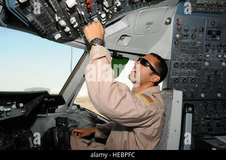 1er lieutenant Jason Brown, 908e Escadron expéditionnaire de ravitaillement en vol, pilote, effectue des vérifications avant vol à bord d'un KC-10 Extender, 10 févr. 29. Brown faisait partie d'un équipage tout noir dans la célébration du Mois de l'histoire afro-américaine, rendant hommage à l'aviateurs de Tuskegee qui a ouvert la voie. Brown est déployé à partir de McGuire AFB, N.J., et est originaire de Arvada, Colorado Banque D'Images