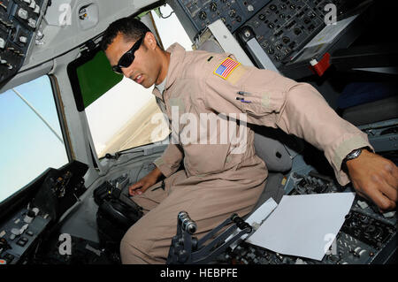 1er lieutenant Jason Brown, 908e Escadron expéditionnaire de ravitaillement en vol, pilote, effectue des vérifications avant vol à bord d'un KC-10 Extender, 10 févr. 29. Brown faisait partie d'un équipage tout noir dans la célébration du Mois de l'histoire afro-américaine, rendant hommage à l'aviateurs de Tuskegee qui a ouvert la voie. Brown est déployé à partir de McGuire AFB, N.J., et est originaire de Arvada, Colorado Banque D'Images