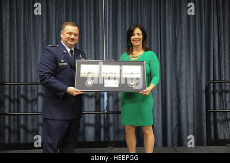 Le colonel Brian McDaniel, 92e Escadre de ravitaillement en vol, présente le conférencier invité, Stephanie Vigile, KHQ 6 News Anchor, une plaque remerciant une veille pour sa participation à l'histoire des femmes déjeuner au Centre Rouge Morgan, 17 mars 2015 à Fairchild Air Force Base, dans l'état de veille dans l'auditoire des femmes reconnues pour leur contribution à leur communauté locale. (U.S. Air Force photo/Navigant de première classe Nicolo J. Daniello) Banque D'Images