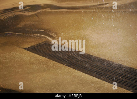 L'eau s'écoule de drains à l'étage du hangar de cinq ans pendant les deux ans d'essai du système d'extinction des incendies, le 19 février, 2015 à Base aérienne de Ramstein, en Allemagne. Le test est fait pour s'assurer que le système fonctionne correctement et efficacement les incendies peuvent exstinguish possible dans l'avenir. (U.S. Air Force photo/Navigant de première classe Larissa Greatwood) Banque D'Images