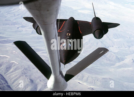 Un avion de reconnaissance stratégique SR-71A, connu sous le nom de Blackbird, est relié à un pétrolier KC-135Q pour le ravitaillement en vol, soutenant des missions de reconnaissance étendues et des opérations stratégiques. Banque D'Images
