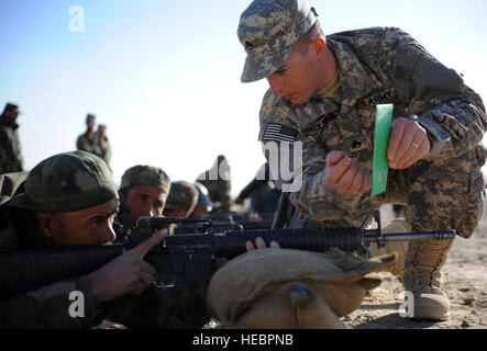 Le sergent de l'armée américaine. Adam Sokolowski, de Centerville, Pa., un instructeur de tir attribué à l'adresse au tir de l'armée américaine, de l'unité explique les réglages de la vue d'une armée nationale afghane (ANA) soldat avant d'aller sur le champ de tir au centre de formation militaire de Kaboul (KMTC), Kaboul, Afghanistan, le 11 janvier 2010. L'adresse au tir de l'armée, l'unité est déployée ici de Ft. Benning, Ga. à enseigner et à accroître les compétences de tir au sein de l'ANA. (U.S. Air Force Photo/Le s.. Larry E. Reid Jr., sorti) Banque D'Images