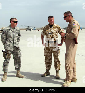 100417-F-5188L-002 KABOUL, Afghanistan -- Air Commodore Ken McCann, commandant de la composante aérienne de la Royaume-uni parle au lieutenant-colonel Olaf Holm du 438th Air Expeditionary Advisory Group et Tech. Le Sgt. Dave Frick III du 440e Escadron expéditionnaire de la Comité consultatif sur les progrès réalisés dans l'Air Corps afghan le 17 avril 2010 à l'Armée nationale afghane Air Corps base de Kaboul, Afghanistan. (Photo par le Capitaine Robert Leese/ libéré). Banque D'Images