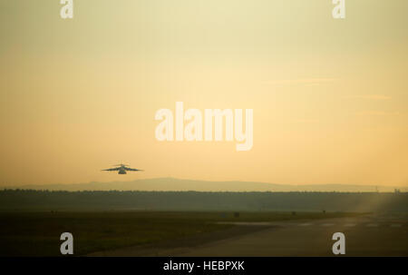 Un C-17 Globemaster III affectés à la 37e Escadron de transport aérien, décolle de la Base aérienne de Ramstein, en Allemagne, à l'appui de Constance II Javelin, le 5 septembre 2014. Javelin constant II est un exercice de l'OTAN portant sur plus de 2 000 soldats et prend place à travers l'Estonie, l'Allemagne, la Lettonie, la Lituanie et la Pologne. L'exercice vise à accroître l'interopérabilité et la synchronisation des opérations complexes entre les forces terrestres et aériennes alliées et par des missions d'assaut aérien. (U.S. Air Force photo/Senior Airman Damon Kasberg) Banque D'Images